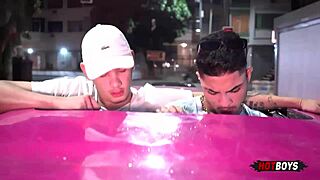 ¡Celebro mi cumple en limusina con orgía gay salvaje de chavales 18+!