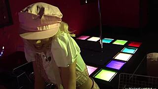 Rošťácká děvka nasadí těsnou píču na velký tlustý čurák