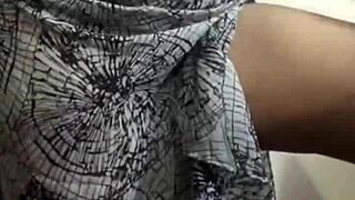 زوجة هندية شرموطة تتدلع على جسمها في استمناء ساخن