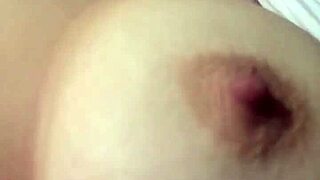 Tetona le rebotan mientras se lo meten en conce