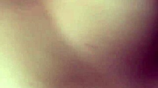 Tetona le rebotan mientras se lo meten en conce