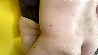 Debela ženska z velikimi prsmi mi dovoli napolniti njeno obrito pičko stoje