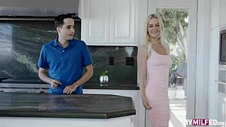 Pleasing mommy Slimthick Vic with steamy stepson banging session