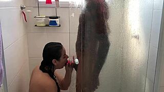 ديوث جيد يخلي صاحبه ينيك طيز مراته في الحمام