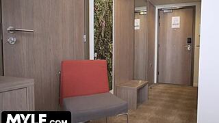 Zahvalna britanska milf Frankie, hočeš spustiti hlačke za kreditne kartice jebe?