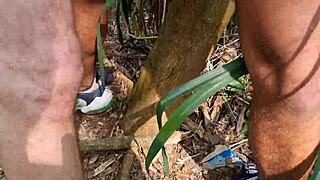 Maduro fazendeiro bangs servente hard in the woods