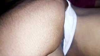 Mi profesor me dijo que me aprobaría si le entrego mi coño