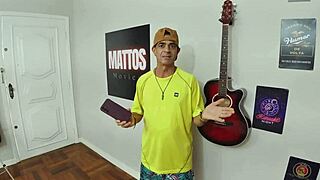 A anjinha rabuda features an orgy and behind-the-scenes action