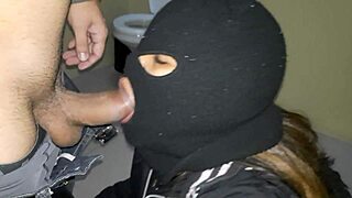 bandida chupando refém no cativeiro