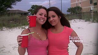 Ujot ensikertalaiset räpsyttelijät näyttää tissejä Floridan rannalla