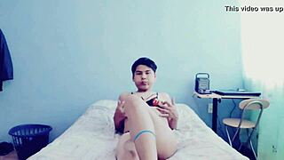 Joven gay caliente manoseandose en su habitacion