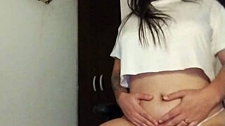 lucyplay echandose cremita en todos su cuerpo y sus tatuajes deliciosos mientras habla contigo.