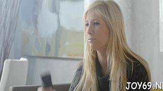 Chick In A Kinky Solo Act!