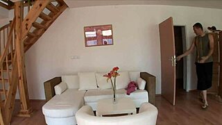 Momak sa ogromnim kurcem jebe tinejdžerke 18+ kurve Ellen i Nataly