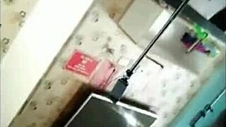 este otaku virgen dura poco con su suegra en doggystyle