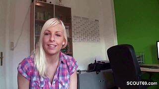 Stief SCHWESTER hilf ihrem BRUDER und holt ihm einen RUNTER