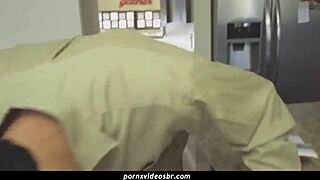 Padrasto Trata Sua Enteada Como a Puta Que Ela É