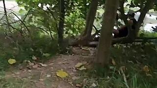 Fomos pegos na floresta, garoto transa sem camisinha com todos