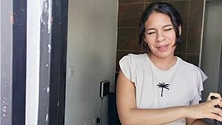 mi hermanastra infiel se mete al baño mientras me baño desnudo, ella es tan caliente que entra desnuda solo para chuparme mi gran polla colombiana