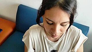 mi hermanastra infiel se mete al baño mientras me baño desnudo, ella es tan caliente que entra desnuda solo para chuparme mi gran polla colombiana