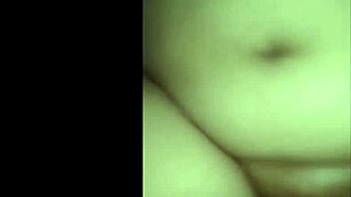 Μαύρη παχουλή μίλφ παίζει με λευκή λεσβία σε σπιτικό