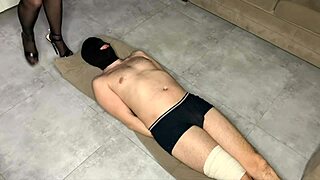 Nika女王命令奴隶内裤射精，他们乖乖服从