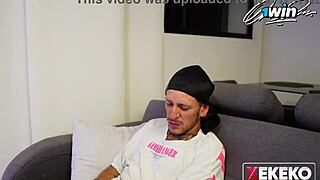 Mi Hermanastra Aprovecha Que Esta Sola En Casa Para Follar Con El Repartidor Y Terminar Con El Coño Lleno De Leche