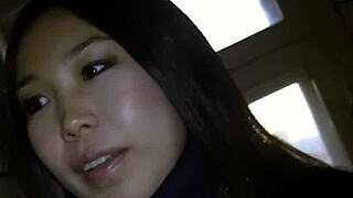 이 어린 18+ 아시안 여자가 야외에서 자지 빨아대는 거 너무 야해