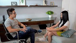 Psicologo pervertido se folla a paciente de grandes tetas y culo en su consultorio