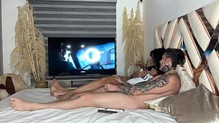 Mi Mejor Amiga Chupa La Verga De Mi Novio Mientras Vemos Una Pelicula