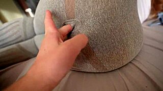 Stiefsister betrapt me bij rukken en ik neuk haar door leggingsgat