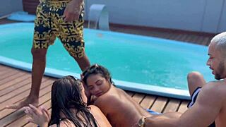 Festa Na Piscina Com A Casada E Sua Amiga De 18 Anos