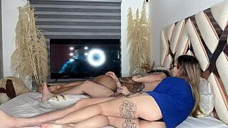 Mi Mejor Amiga Chupa La Verga De Mi Novio Mientras Vemos Una Pelicula