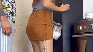 El compadre me arrima su verga en la cocina