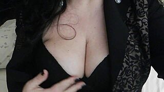 Tutto naturale showcases big natural tits bouncing wildly in amateur action at home