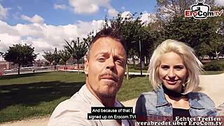 Schlanke Blondine mit Kleinen Titten in Nylons Datet Deutschen Touristen für Heißen Sex!