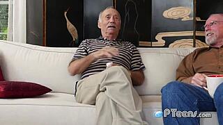 Horny dedkovia nútia tínedžerku 18+ hlboko cucnúť ich veľké kurce