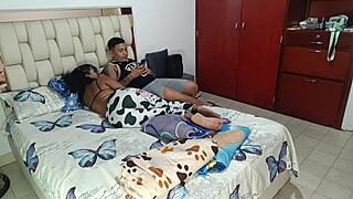 Sexo casero entre india caliente- los amigos de la universidad se follan entre si