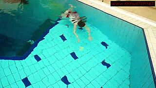 Kosmata rdečelaska poljska najstnica 18+ se potopi v divjo podvodno akcijo v bazenu brez zadržkov