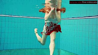 Kosmata rdečelaska poljska najstnica 18+ se potopi v divjo podvodno akcijo v bazenu brez zadržkov