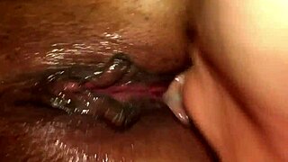 Amateur bbw milf fingers clit to squirt