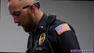 Flics gays dominent les garçons en slips blancs moulants