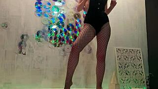 Beauty Masturbates To Orgasm After Photoshoot