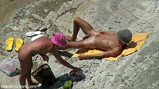 Plažni par trdo jebe v vroči amaterski seji