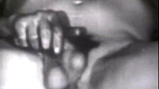 Vintage viktorijanski biseksualci raziskujejo dlakave želje v retro okolju