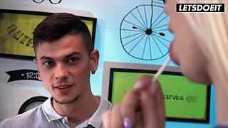 Sakra! Podvádějící blondýna šuká recepční v rozněžnělém hostelu na dovolené