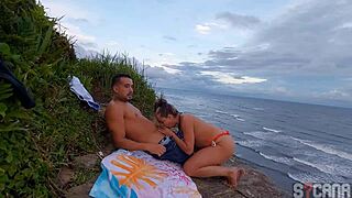 flagrante homem transando com loira gostosa na praia itanhaem