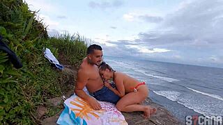 flagrante homem transando com loira gostosa na praia itanhaem