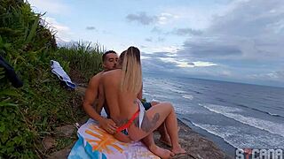 flagrante homem transando com loira gostosa na praia itanhaem