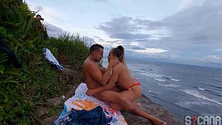 flagrante homem transando com loira gostosa na praia itanhaem